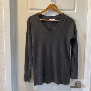 Everlane Grey V-Neck Pullover Sweater in size Medium